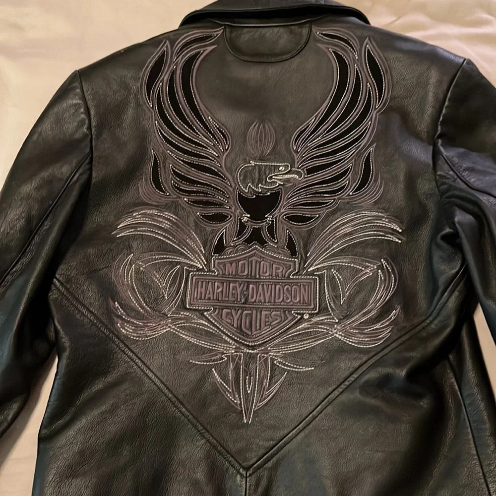 Authentic Harley Davidson black leather jacket.a little broken in its perfect. - Picture 2 of 5